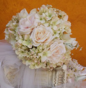 HYDRANGEA AND CREAMPINK ROSES BOUQUET